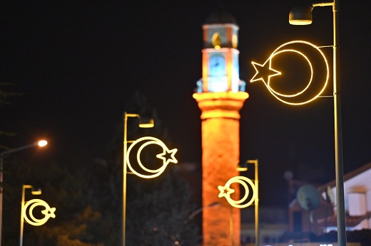 Tarihi Meydan’a ‘ay-yıldız’lı aydınlatma
